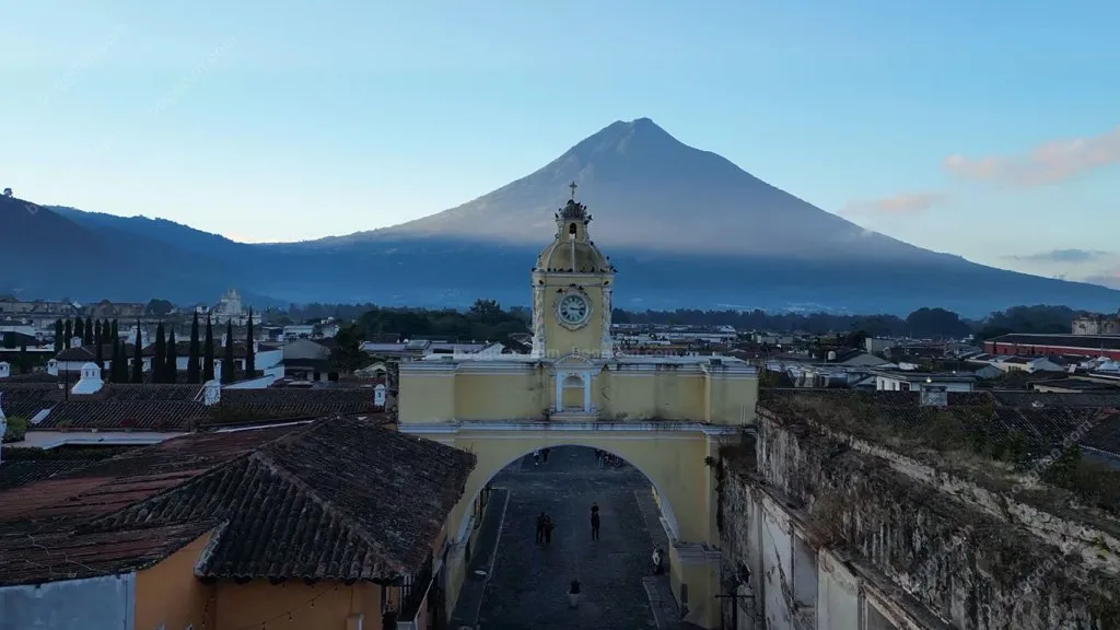 Arco de Santa Catalina y de fondo el volcán de Agua