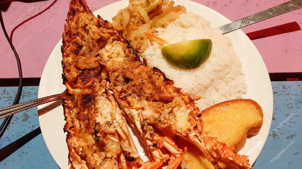Plato de langosta con arroz