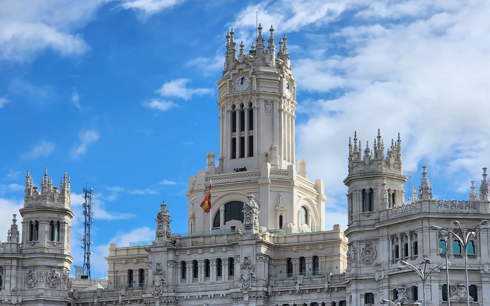 Palacio de Cibeles bajo un cielo azul en Madrid