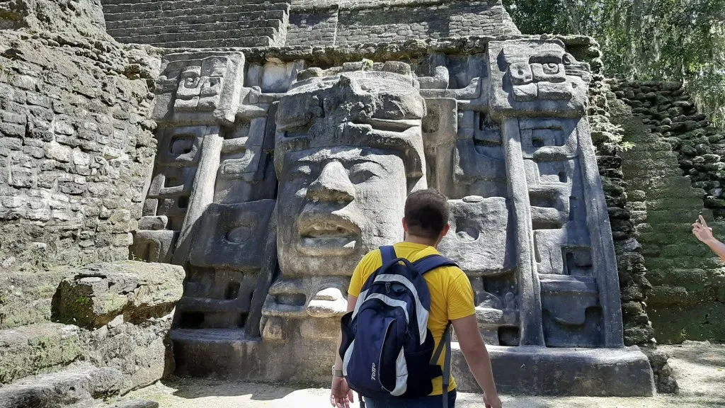 Hombre en piramide en Belice